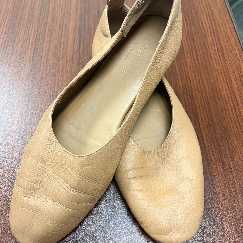 Gently used EVERLANE leather Day Glove flats in neutral caramel.